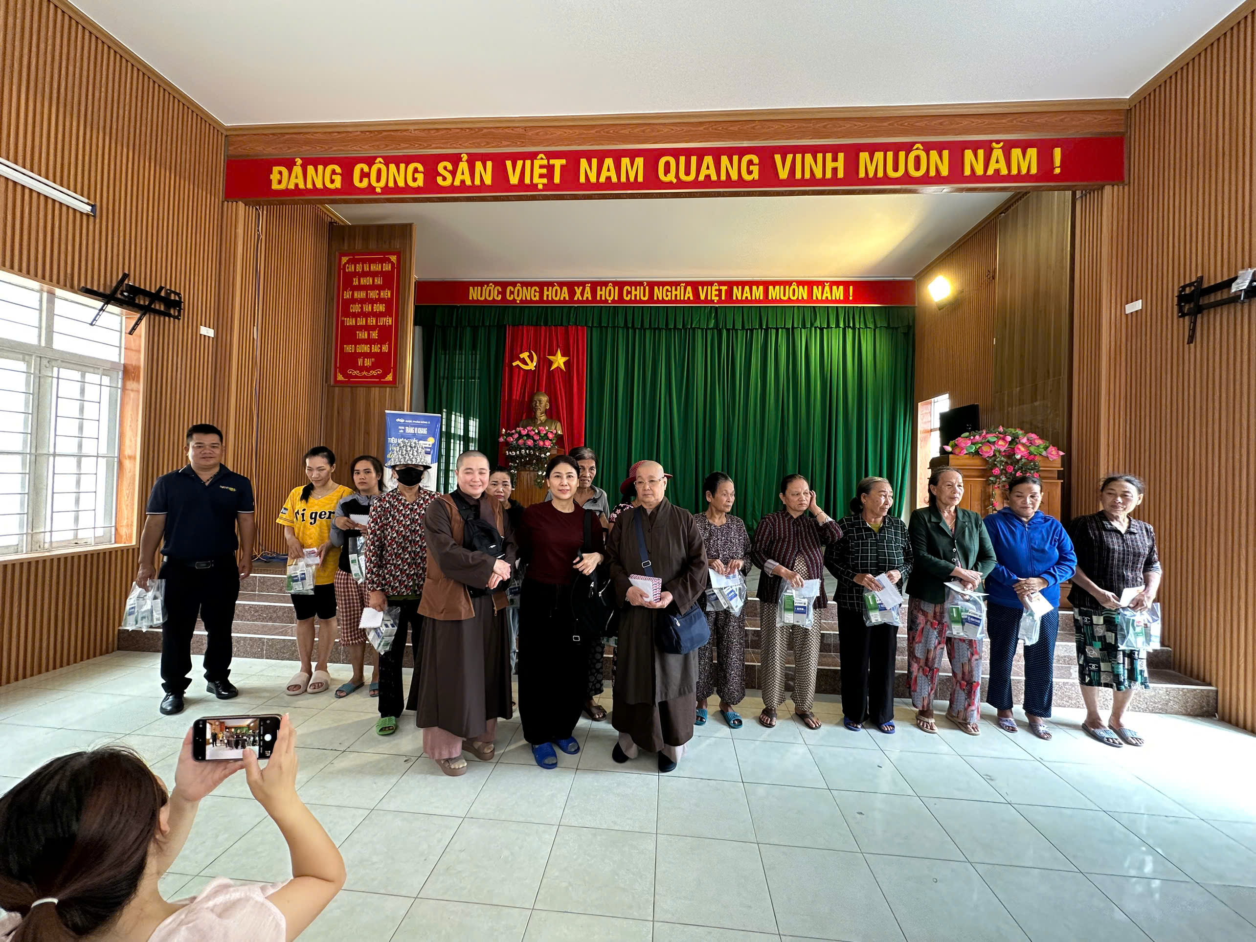 Ni sư Thích Nữ An Hòa tu viện Linh Phong Cứu trợ tại Nhơn Hải và Phước Thắng